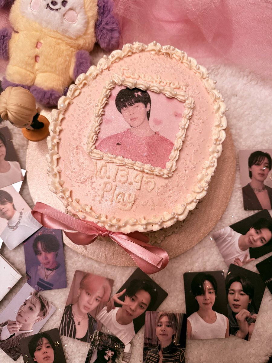 starryjiminnn's tweet image. Jimin napping in his (homemade) coquette tamagotchi cake💗🌸happy Jimin day!🐥

#HBDJimin #JIMINDAY #jimin #JiminDay2025 #CakeForJiminContest 
@jiminiemelody 💕