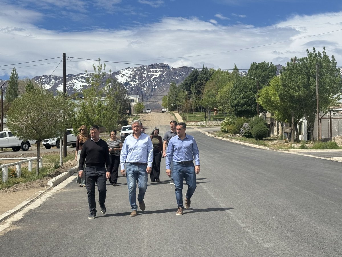 Rolo_Figueroa's tweet photo. AVANZA EL PLAN DE PAVIMENTO URBANO EN ANDACOLLO

Junto al intendente Manuel San Martín, recorrimos la pavimentación de nuevas cuadras de asfalto en las avenidas principales de la localidad.

Se trata de una obra muy importante que mejora la calidad de vida de los vecinos y embellece a la localidad. El Pacto de Gobernanza que firmamos con cada intendente nos permite avanzar en los proyectos prioritarios para cada una de sus comunidades.