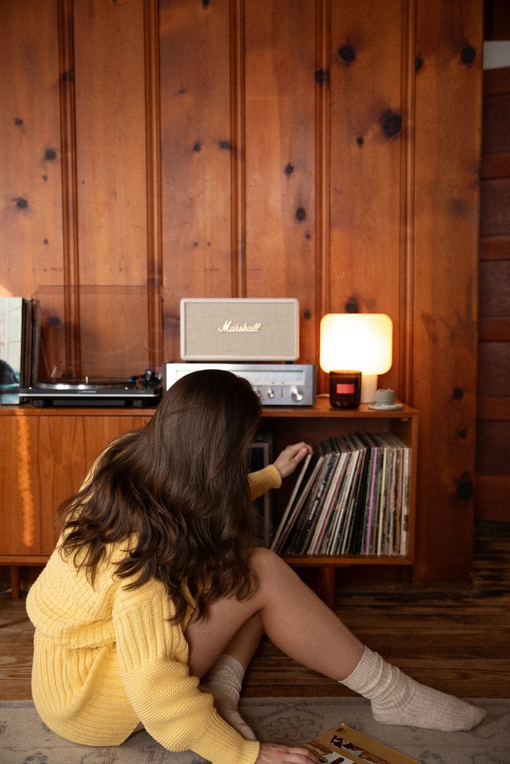 _olivia168's tweet photo. flipping through records with a Marshall turntable glow..😍 https://t.co/B9qzkFqF7Q