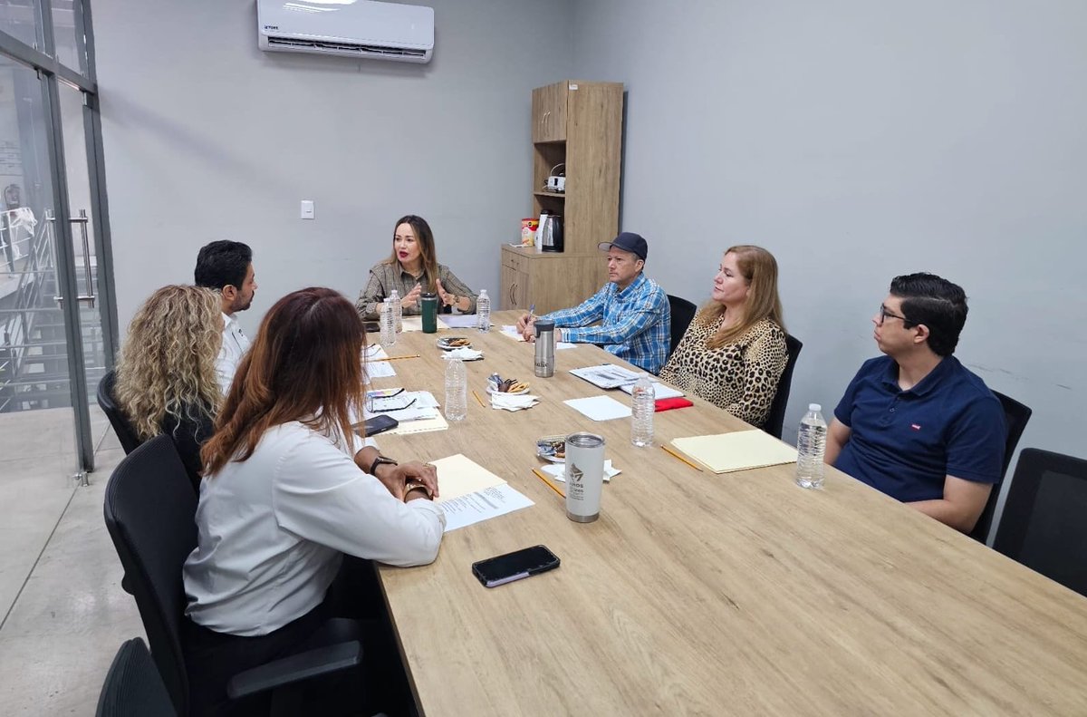 Reunión de trabajo encabezada por la Directora de Vinculación y Servicios Integrales del COBAES, Sandra Lara Díaz y el Consejero Rafael Bermúdez Soto, con el fin de mejorar el Programa de Elecciones Juveniles Escolares de Sociedad Estudiantil 2025-2026 que realizamos en conjunto.