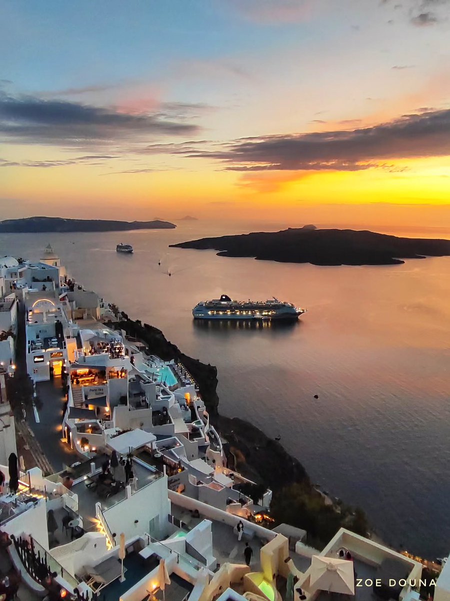 GreekPictures's tweet image. The world slows down when the sun sets in #Santorini. 🇬🇷
📷 dounazoe