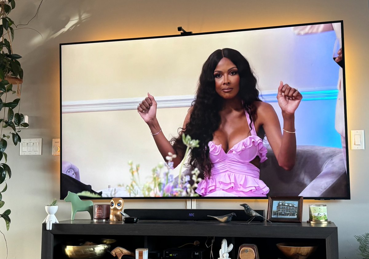 RickZhampagne's tweet photo. It’s honestly inspiring how unbothered Stacey stays while the girls rip into her 😭

• Accused of lying? Completely unmoved.
• Insulted about her breath for the 7th time? Serenely grabs a mint!

There’s something so powerful about delusion paired with composure 💅 I think I love Stacey :)

#RHOP 🌸