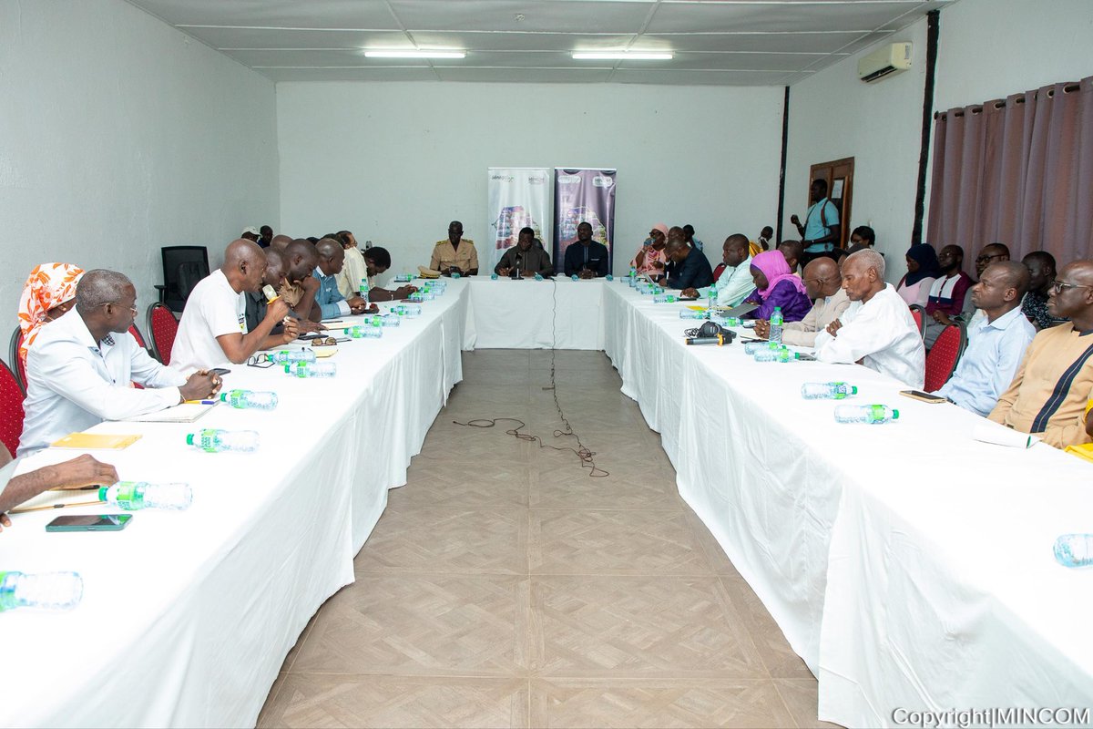 's tweet image. #MINCOM |Le Ministre de l’Industrie et du Commerce, a échangé avec les acteurs de la filière anacarde pour renforcer la compétitivité et promouvoir la transformation locale.
Une rencontre marquée par l’écoute et l’espoir pour l’avenir du secteur.

📸 Retour en images