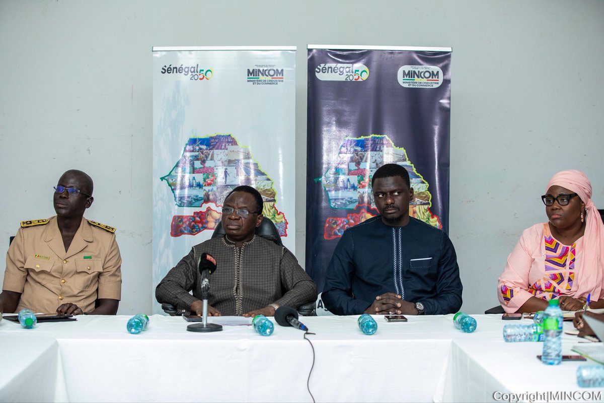 's tweet image. #MINCOM |Le Ministre de l’Industrie et du Commerce, a échangé avec les acteurs de la filière anacarde pour renforcer la compétitivité et promouvoir la transformation locale.
Une rencontre marquée par l’écoute et l’espoir pour l’avenir du secteur.

📸 Retour en images