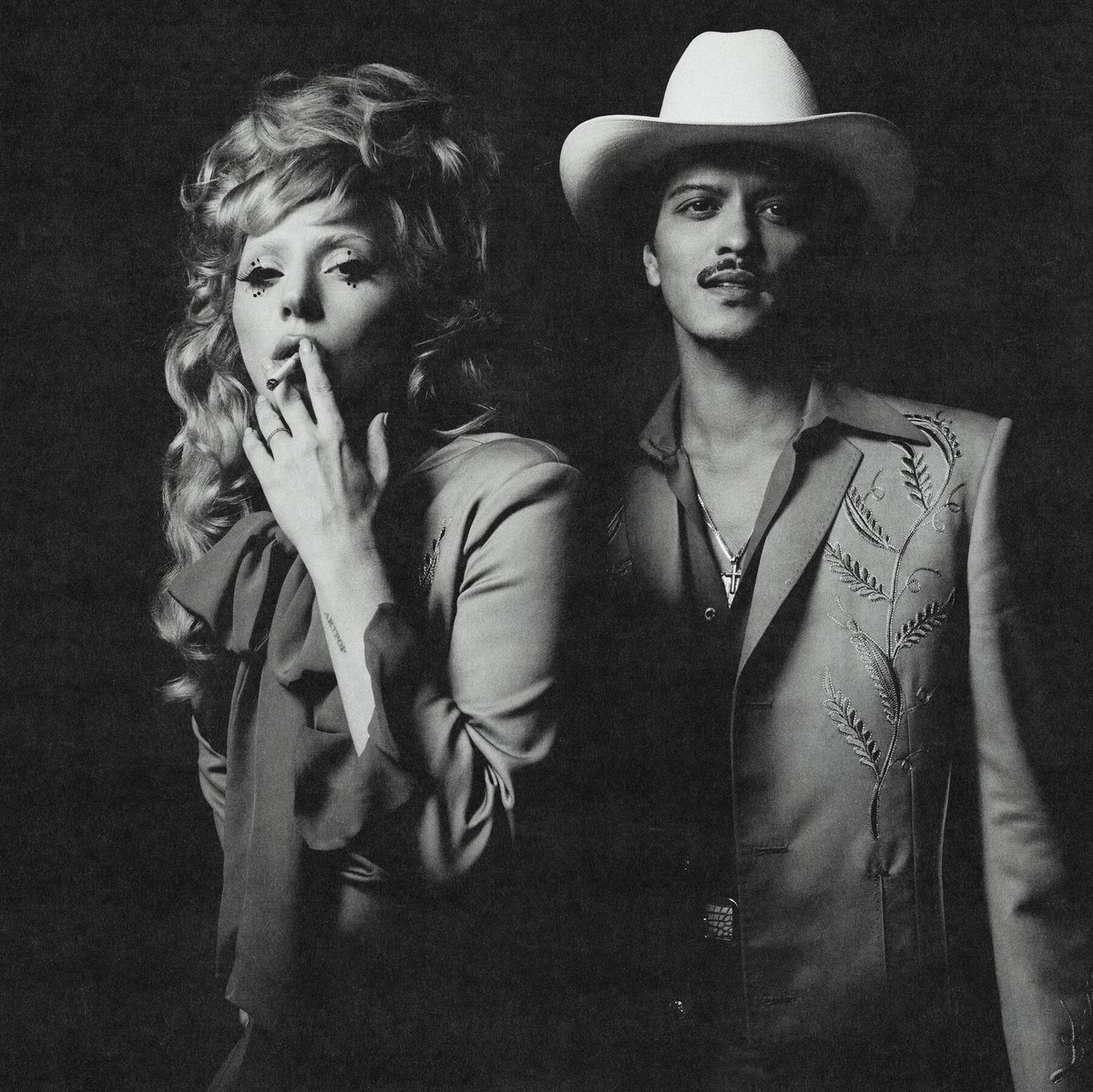 Andrew Watt compara la experiencia de ver trabajar a Lady Gaga y Bruno Mars en el estudio con la dinámica que compartían Michael Jackson y Quincy Jones:

“Estábamos en medio de MAYHEM y, cuando surgió la idea de que los dos colaboraran, Michael, Gaga y yo fuimos en coche desde