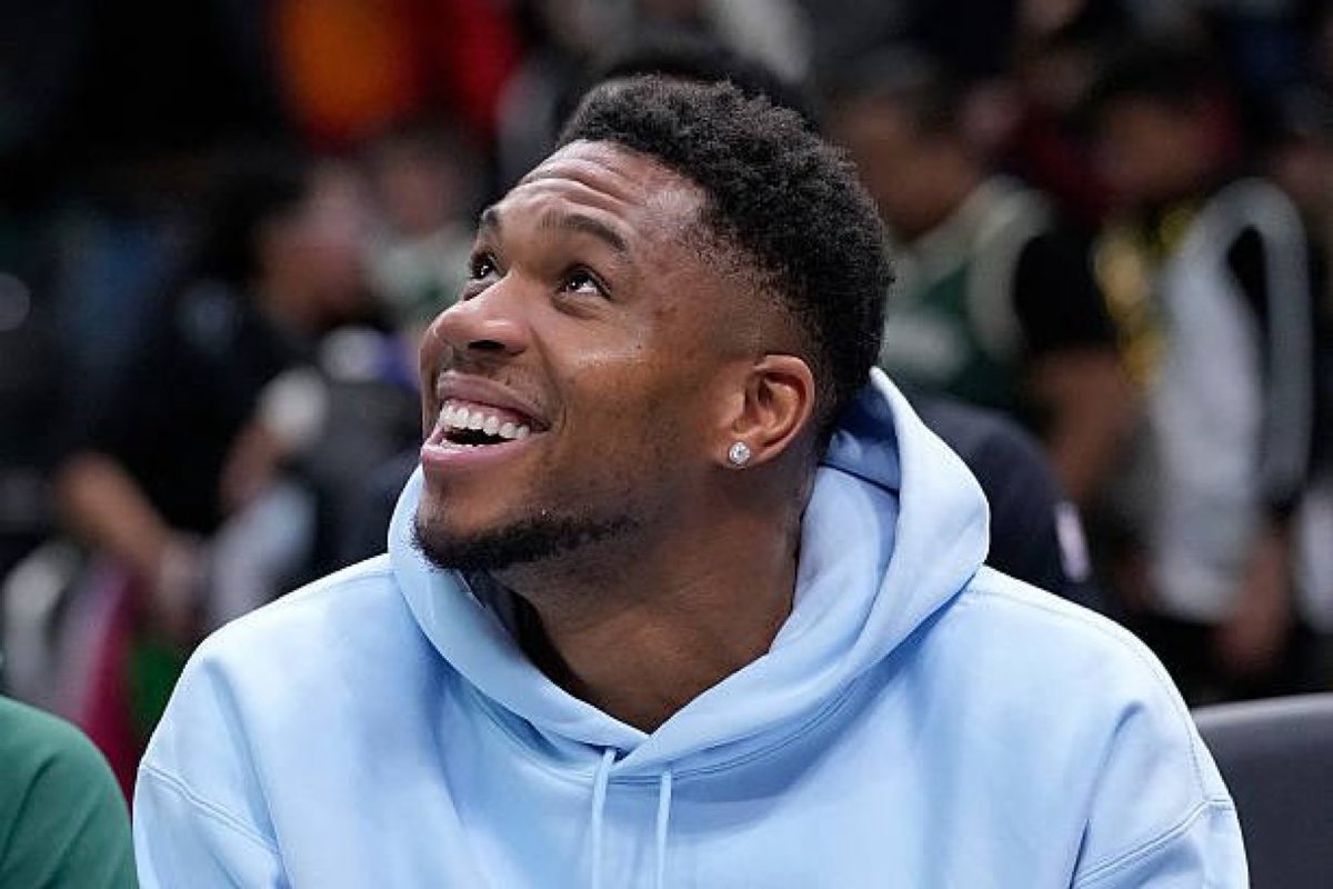 Fullcourtpass's tweet image. Giannis Antetokounmpo on The 2night Show
“I'm loyal. Milwaukee gave me everything. They changed my life and my family's life. I want to live in the moment. I want to win another championship with the Bucks.”
(h/t @harris_stavrou)