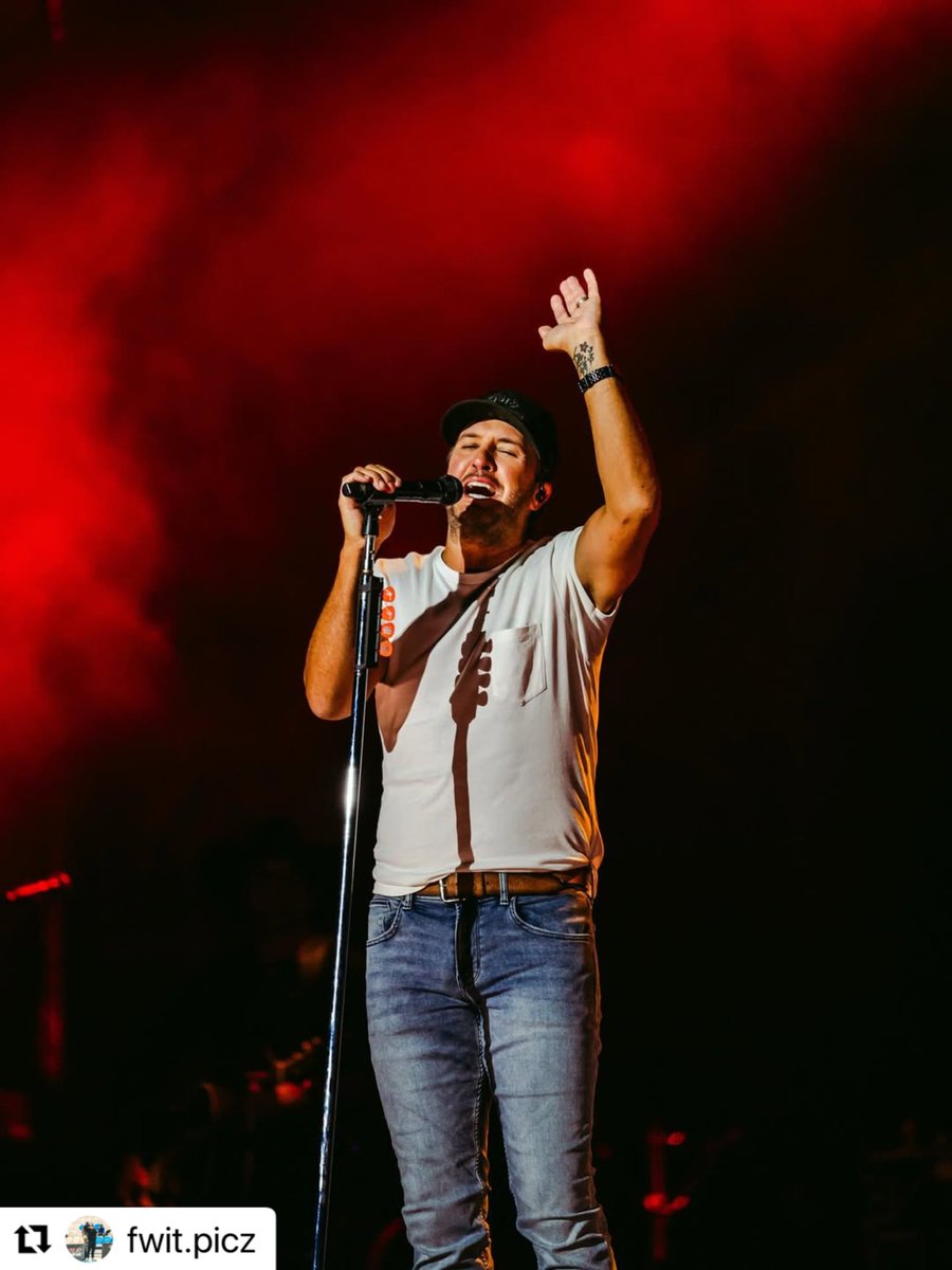 gillianKelley2's tweet image. #lukebryan