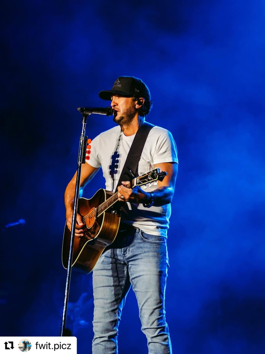 gillianKelley2's tweet image. #lukebryan