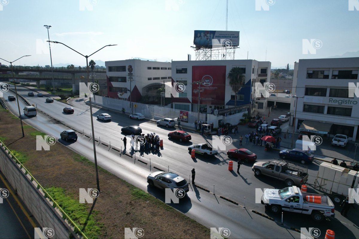 nSaltillo's tweet photo. Se registra tráfico lento sobre el Blvd. Venustiano Carranza, con dirección de norte a sur, por manifestación de alumnos de la Universidad Vizcaya, justo frente al plantel educativo. Si tiene prisa, tome rutas alternas. #Saltillo https://t.co/uTBenPl0tW
