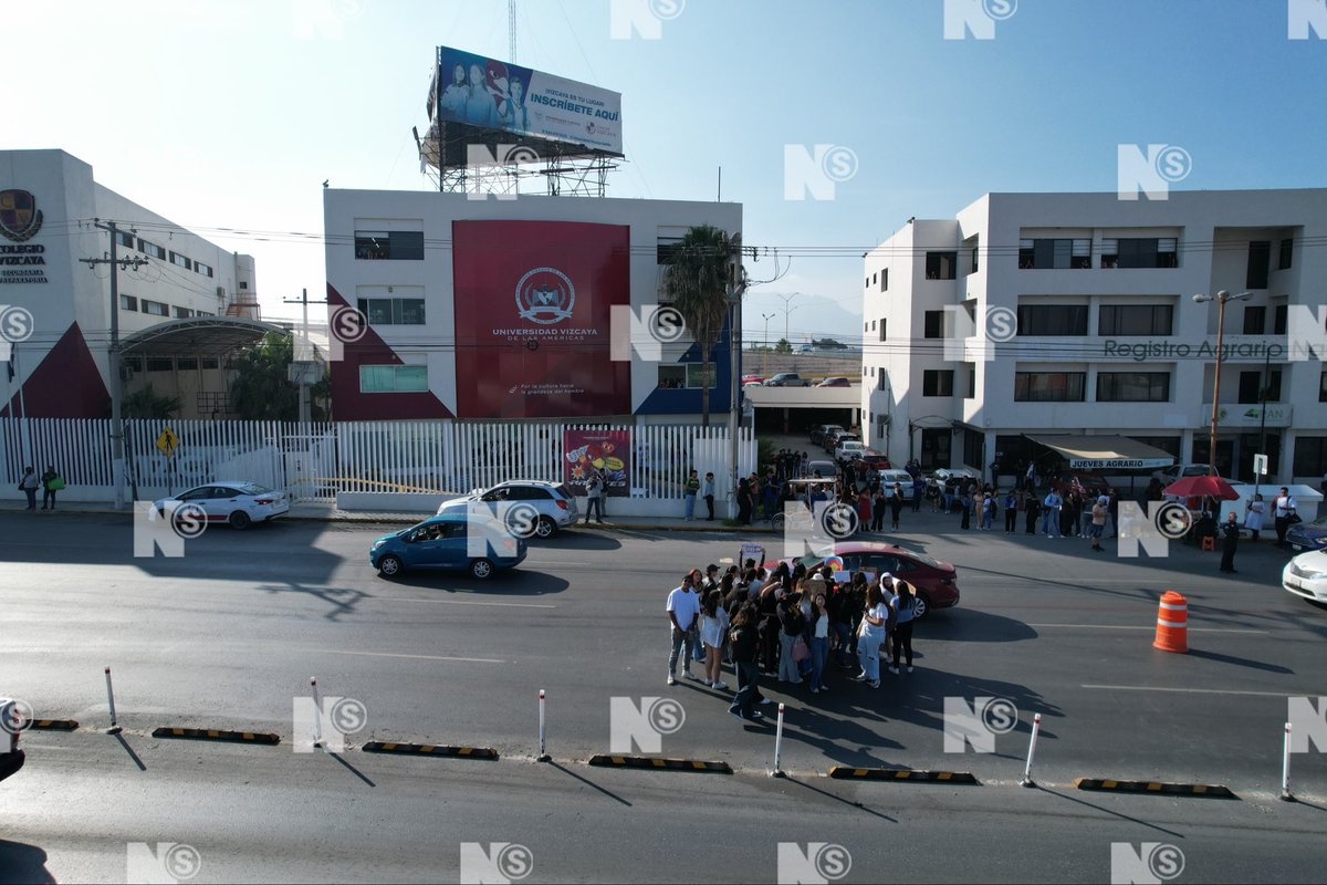 nSaltillo's tweet photo. Se registra tráfico lento sobre el Blvd. Venustiano Carranza, con dirección de norte a sur, por manifestación de alumnos de la Universidad Vizcaya, justo frente al plantel educativo. Si tiene prisa, tome rutas alternas. #Saltillo https://t.co/uTBenPl0tW