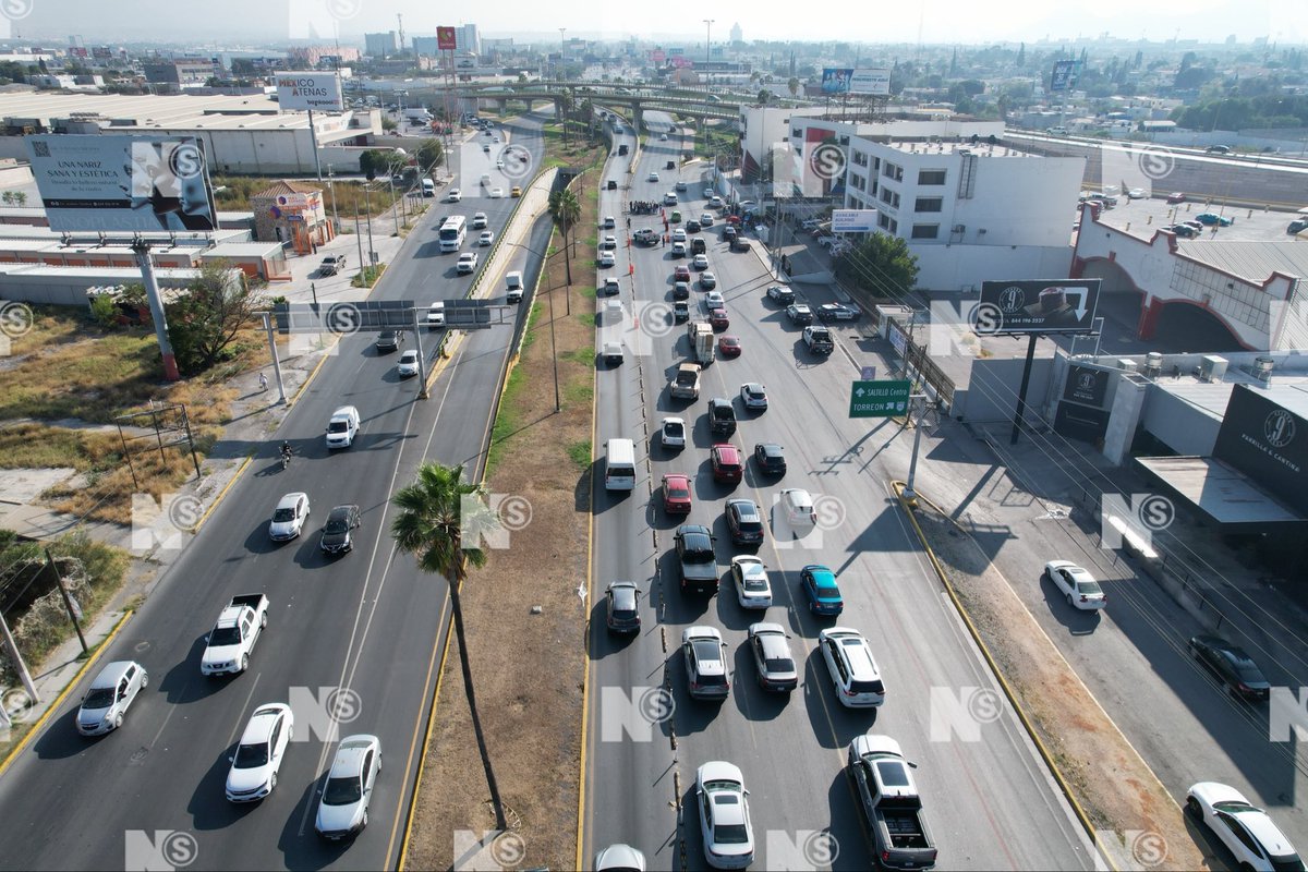 nSaltillo's tweet photo. Se registra tráfico lento sobre el Blvd. Venustiano Carranza, con dirección de norte a sur, por manifestación de alumnos de la Universidad Vizcaya, justo frente al plantel educativo. Si tiene prisa, tome rutas alternas. #Saltillo https://t.co/uTBenPl0tW