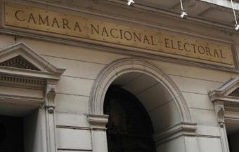 tucba's tweet photo. La Cámara Nacional Electoral acaba de dictaminar que las boletas electorales de la Pcia de Bs. As no podrán modificarse. Como símbolo de este tiempo, el rostro del narcodiputado Espert nos apostrofará... además; un olor a pachuli... https://t.co/Cw1aqlqS0k