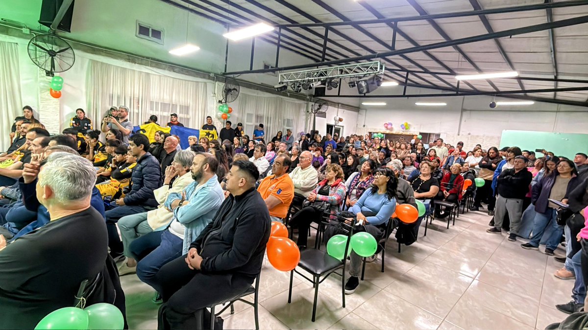WeretilneckOK's tweet photo. EN FERNÁNDEZ ORO, JUNTOS DEFENDEMOS RÍO NEGRO 💚

Compartimos una gran jornada junto a vecinas, vecinos y militantes de Fernández Oro. Con @facundolopezrn, @AConfini, María Eugenia Paillapi y Martina Posse hablamos de lo que está en juego este 26 de octubre: defender a Río Negro desde el orgullo de ser rionegrinos.

Por eso, este 26 de octubre, votá a la Verde.
Juntos defendemos Río Negro.