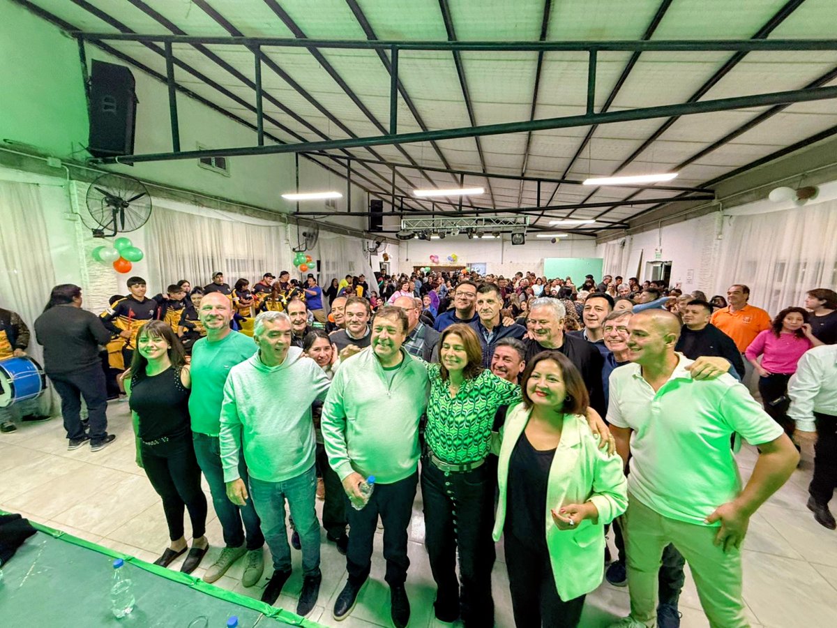 WeretilneckOK's tweet photo. EN FERNÁNDEZ ORO, JUNTOS DEFENDEMOS RÍO NEGRO 💚

Compartimos una gran jornada junto a vecinas, vecinos y militantes de Fernández Oro. Con @facundolopezrn, @AConfini, María Eugenia Paillapi y Martina Posse hablamos de lo que está en juego este 26 de octubre: defender a Río Negro desde el orgullo de ser rionegrinos.

Por eso, este 26 de octubre, votá a la Verde.
Juntos defendemos Río Negro.