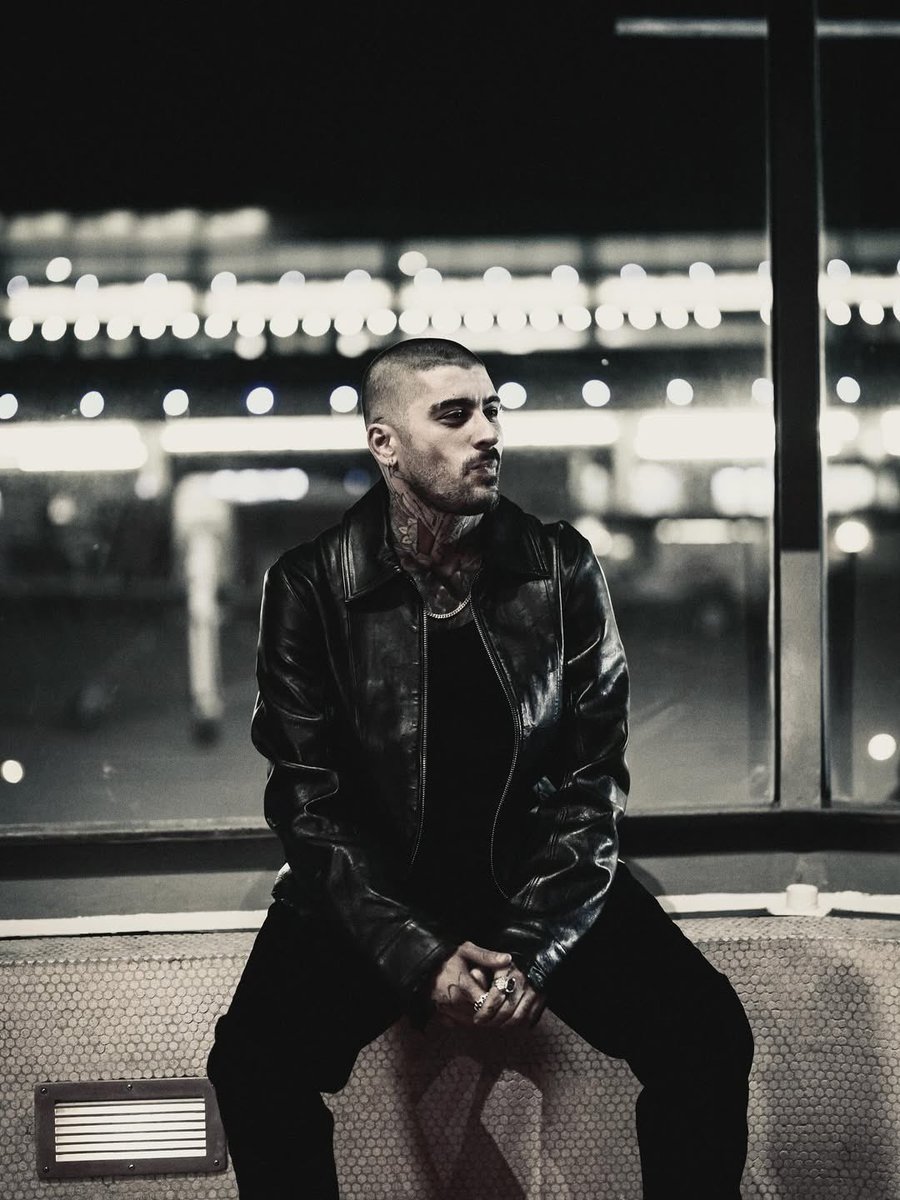 ZaynReport's tweet photo. “Jisoo.. you're an absolute legend, loved every part of this collaboration, thank you for making me the coolest dad around. 🤣❤️” — Zayn via Instagram! 

#EYESCLOSED #JISOOxZAYN https://t.co/IS7AA2n2lM