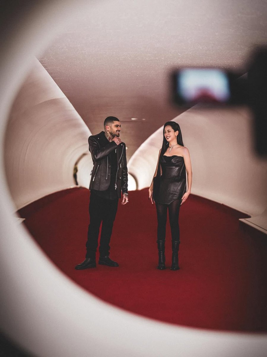 ZaynReport's tweet photo. “Jisoo.. you're an absolute legend, loved every part of this collaboration, thank you for making me the coolest dad around. 🤣❤️” — Zayn via Instagram! 

#EYESCLOSED #JISOOxZAYN https://t.co/IS7AA2n2lM