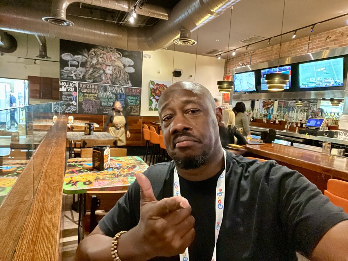 LawrenceDCodes's tweet image. When the social battery gets low, there’s few things that’s as comforting to me as a local soul food spot. Food, music, people, vibes-all relevant. Shout out to flavor Hills.