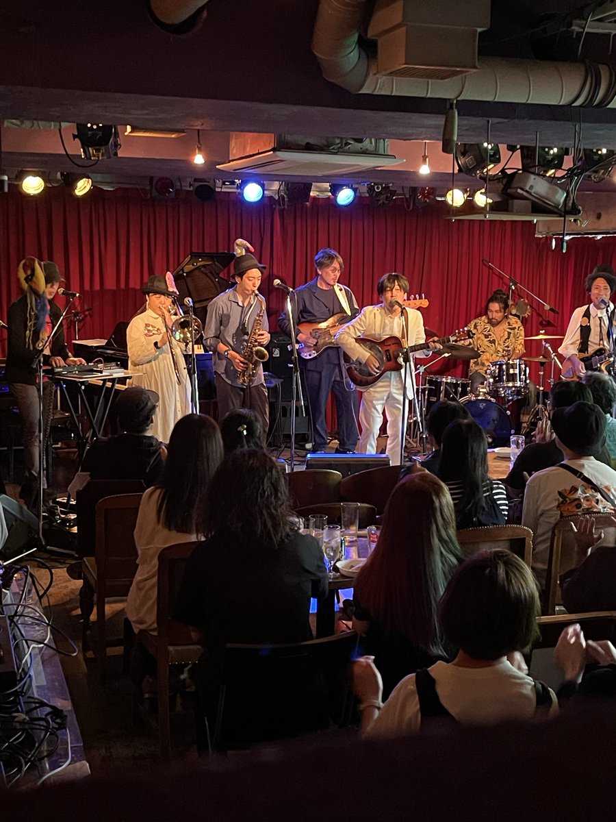 tyackie_tyack's tweet photo. #ELEKIBASS 26周年ライヴ@7thFLOORnanakai
坂本氏のキャラ最高やった。ジミーのエレベ初めて聴いたw
Luのすぎもっちゃんケータリングがんばってた。三浦とたくやと見て、NOSTOS黒ちゃんも来た。その後はもつ焼きウッチャン❣️人生初の梅干しサワーに挑戦するも1/3で離脱。な連休最終日 https://t.co/2DhDuK28ft