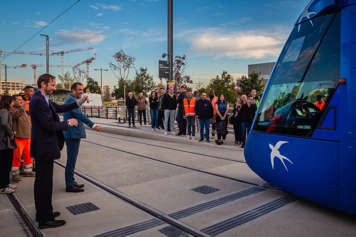 Ce lundi matin 8h00 pot de remerciement pour les ouvriers qui travaillent sur l’extension de la ligne 1 de tramway à la Gare Sud de France.

Le 18 octobre à midi, elle sera mise en service. Enfin ! 
Tous les ouvriers, techniciens seront honorés avec leurs noms sur une plaque. Il