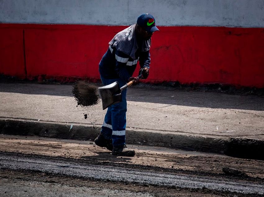 Mientras la ciudad disfrutaba del feriado, los equipos de Obras Públicas siguieron trabajando por un Guayaquil más conectado. En la avenida 25 de Julio, se ejecutaron trabajos de reposición asfáltica que beneficiarán a más de 14.000 personas y mejorarán 3 kilómetros de vía. Esta
