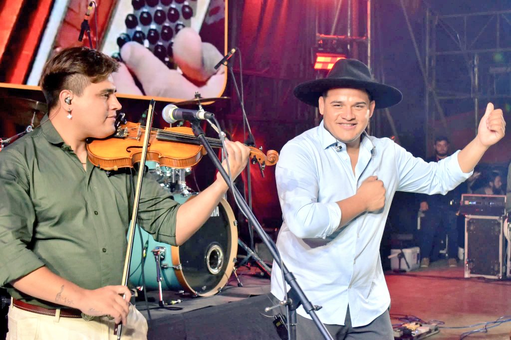 FernandoPilarPy's tweet photo. Así vivimos la segunda noche de #PilarVive 🤗🎉🎊 Disfrutamos un gran momento folklórico de la mano de #IvánRuiz 🇦🇷 la espectacular presentación de #Kchiporros 🇵🇾 así también #RefugioDeAmor,  recordando viejas épocas con #CristhianPuga (Ladrones Sueltos) 🇦🇷, https://t.co/ubJf0UWZR9