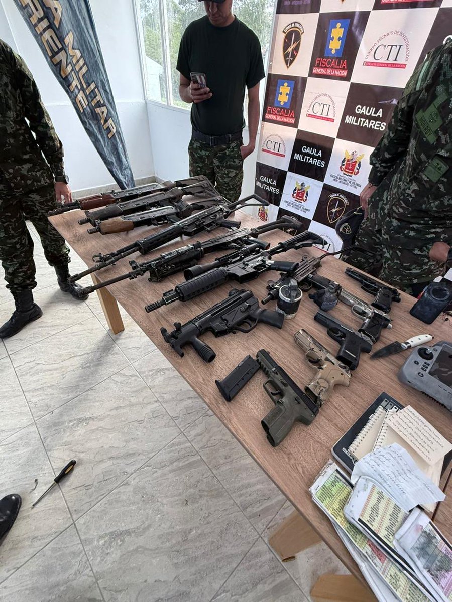 Estás son las armas capturadas al clan del golfo en el corregimiento la Danta de Sonsón.