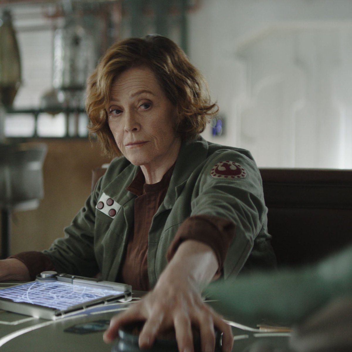 Mando3Updates's tweet image. 🚨The Official ‘The Mandalorian’ Tenor Gif account has leaked that it is indeed Rotta The Hutt in ‘The Mandalorian and Grogu’ and Colonal Ward is Sigourney Weaver’s character 🚨
Link- tenor.com/en-GB/official…
#starwars #TheMandalorian #ahsoka  #grogu #dindjarin #fennec #bobafett…