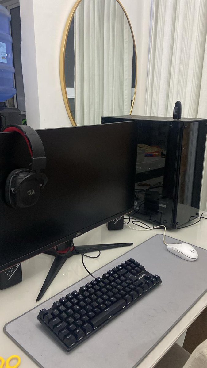 CsarFST1's tweet image. Mutuals, estou vendendo esse PC gamer e gostaria de pedir um RT de vocês. Está incluso monitor, gabinete, fonte, teclado e de brinde mouse e fone 
Preço e condições na DM 
Confg. I5- 8600K, RTX 3060, 1TB SSD, 16gb RAM

Se você é de Recife ou região posso entregar pessoalmente