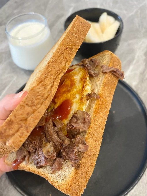 Noelsxarson's tweet image. 完璧な朝の組み合わせ：パンと牛乳！🍞🥛☀️