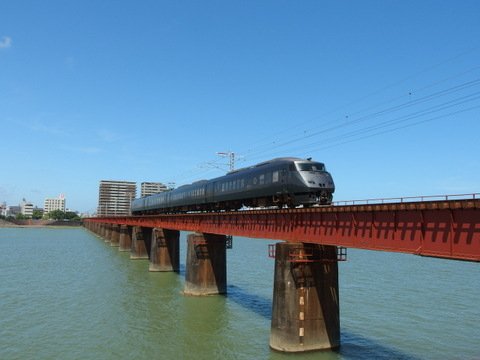 今日は｢鉄道の日｣です。
　明治5年10月14日、新橋～横浜間に日本初の鉄道が開通しました。 
　この歴史的な出来事を記念し、平成6年に毎年10月14日が「鉄道の日」と定められました。 
（写真は JR日豊本線　大淀川橋梁（宮崎市））
#土木　#土木写真部　#鉄道　#鉄道の日