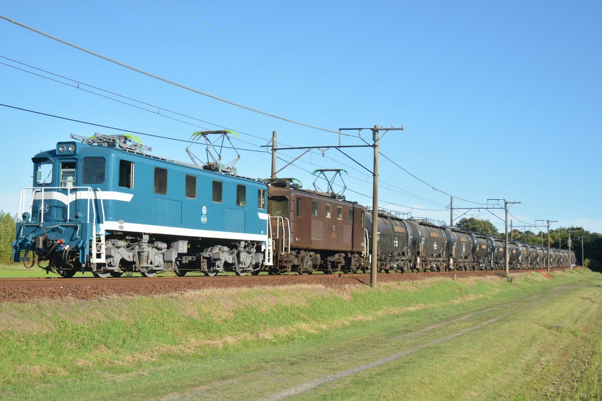 SokuseiNissy's tweet photo. １０/１３ ( 月祝 )  　三岐鉄道　ＥＤ４５４+ＥＤ４５１  ３７１５レ　

秩父鉄道色の機関車を撮るべくこの場所にカメラマン約２０名近く集結してました。
各地で撮りネタが減っていく中、こういう毎日走ってる列車にも注目集まりますね。 https://t.co/SQ3c9He9RF