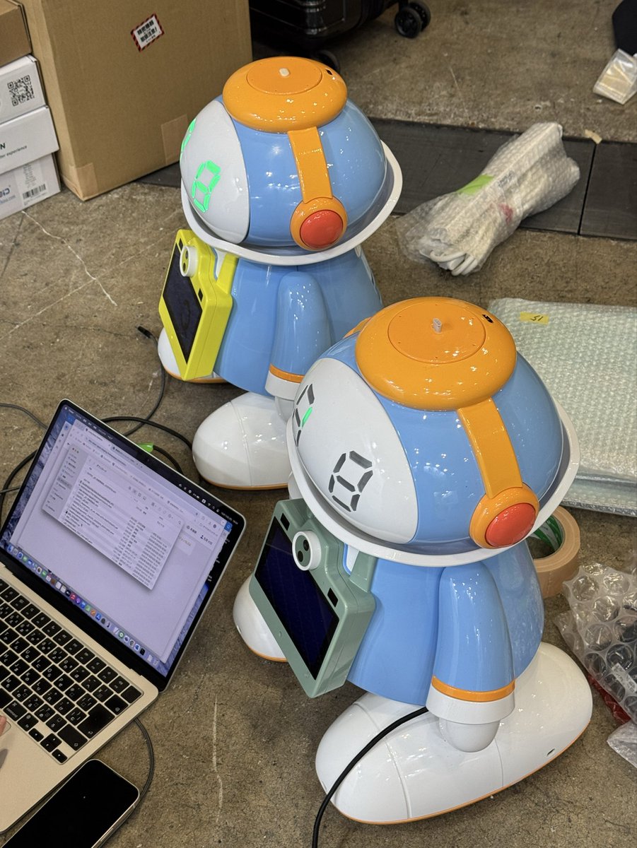 LivingRobot2018's tweet image. /／
イベントのおしらせ 
\＼

本日～17日に幕張メッセで開催される
#CEATEC2025 に #ヤマダホームズ の協力企業として参加いたします！🤖
体験型展示の一部として、#メカトロウィーゴ と #メカトロメイトQ を提供しています！

設営、がんばってます💪💪💪

▼詳細はこちら
livingrobot.co.jp/news/news5167/…