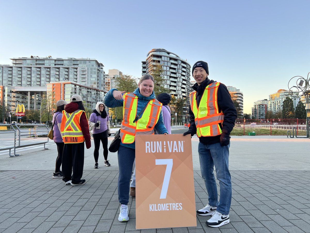 We started our Thanksgiving morning by volunteering at the Granville Island Turkey Trot! 😃 It was so great to cheer the runners on and give back to the community! Happy Thanksgiving everyone! #VPD Youth #Running Club #RunVan <a href="/VancouverPD/">Vancouver Police</a> <a href="/VanPoliceFnd/">Vancouver Police Foundation</a> <a href="/runvancanada/">RUNVAN®</a>