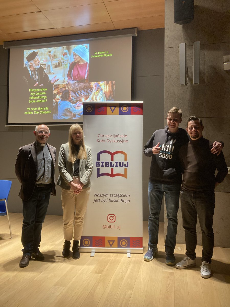 Wspólne zdjęcie po wykładzie z organizatorami pokazów The Chosen z Chrześcijańskiego Koła Dyskusyjnego studentów UJ.
dobrze, że są takie inicjatywy.