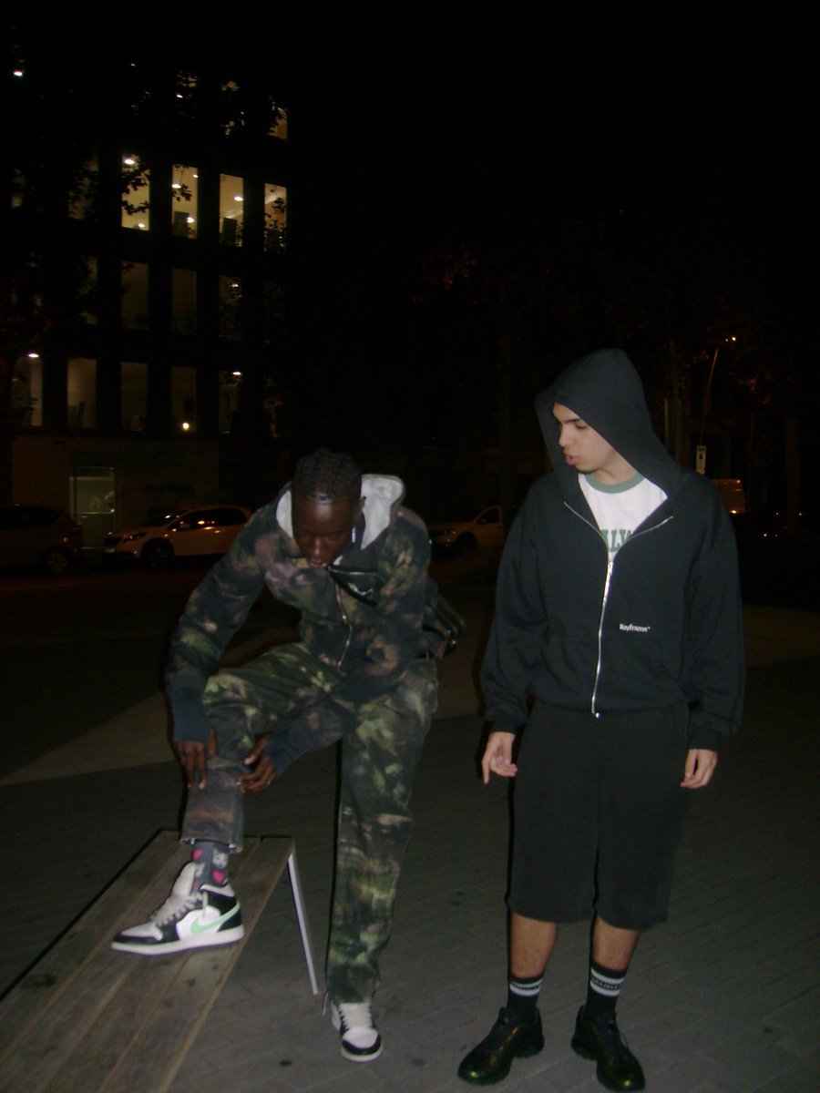 Munic: Mira mis calcetines tt
Milo: Ah tan piola