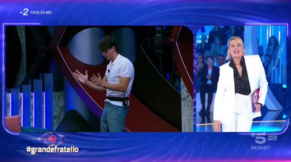 CSaudino's tweet photo. Speravo che @Simo_Ventura chiedesse a #Jonas se ci fosse un tour! "CI SARÀ UN TOUR?" Sdibeleiba 
#GrandeFratello25 #grandefratello https://t.co/P2ytx5ObbE