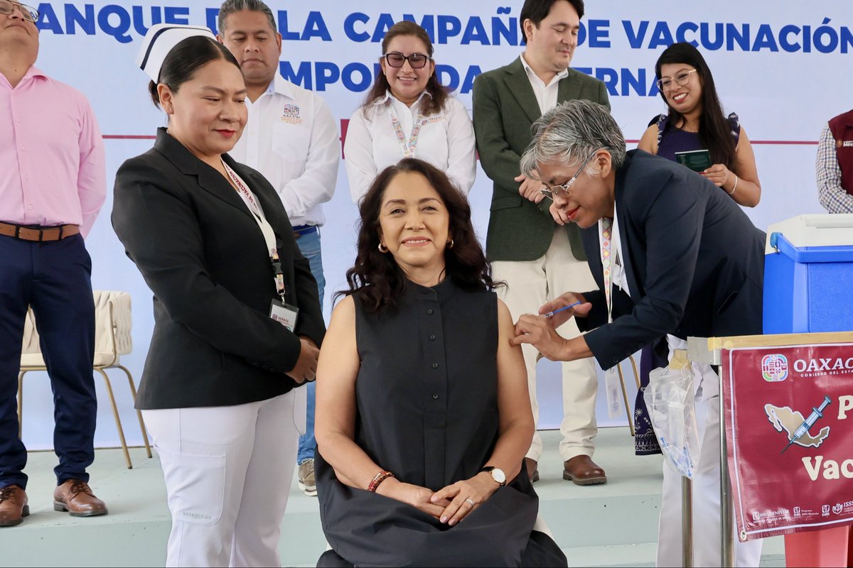 ARRANCA LA CAMPAÑA DE VACUNACIÓN PARA LA TEMPORADA INVERNAL

La Presidenta Honoraria del <a href="/DIF_Oaxaca/">DIF Oaxaca</a>, <a href="/Irma_BolanosOax/">Irma Bolaños Quijano</a>, encabezó la inauguración de la Campaña de Vacunación para la Temporada Invernal 2025-2026, promovida por los <a href="/SSO_GobOax/">Servicios de Salud</a>. 

La campaña tiene como objetivo