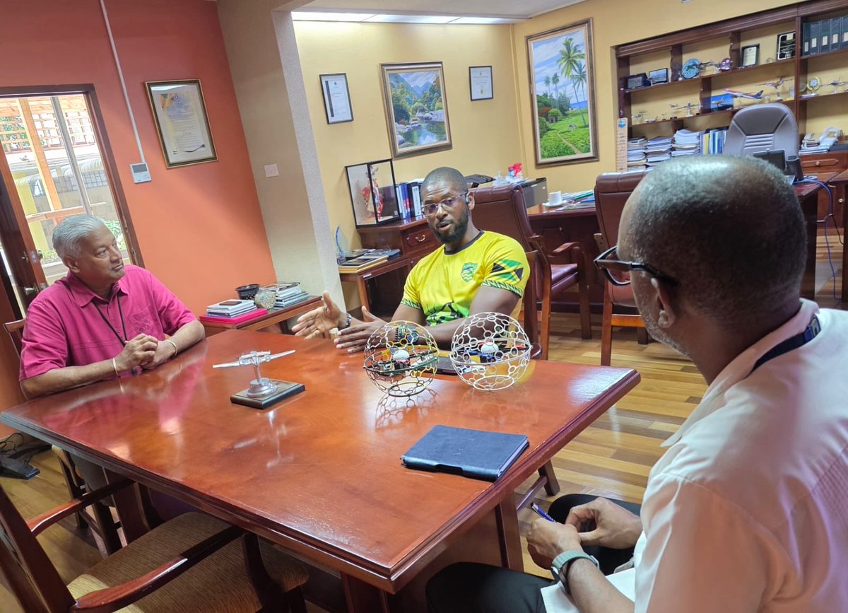 JCAA_NEWS's tweet image. DG Nari Williams-Singh & Director, Flight Safety Noel Ellis today met with Mr. Dervan McKellop of DRIFT Enterprise to discuss his Drones in Schools initiative and Drone Football programme, focused on career opportunities in the UAS sub-sector of the aviation industry. ✈️📚 #JCAA