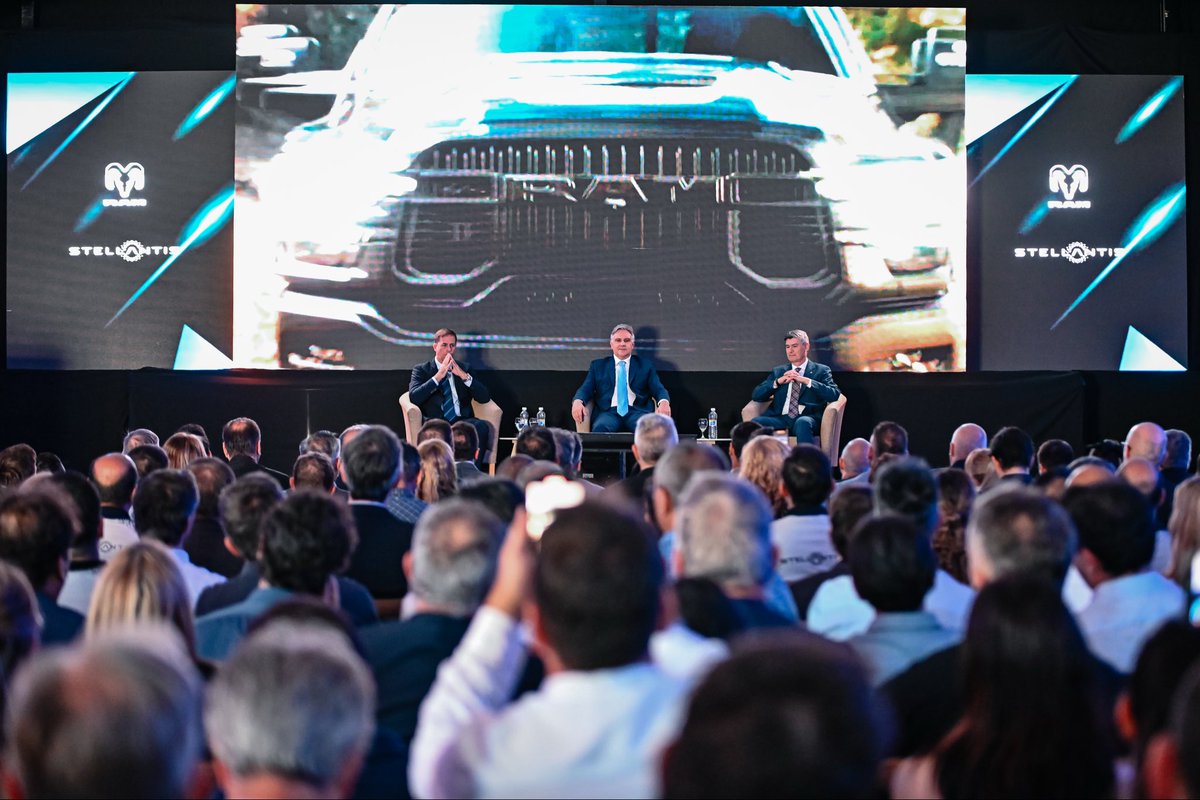 javierpretto's tweet photo. 🤩 Acompañé al Gobernador @MartinLlaryora y al Intendente @PasseriniOk, en la presentación industrial de la nueva #RAMDakota, la primera pick up de la marca fabricada en nuestro país.

👷🏼 Con este lanzamiento, la planta de #Stellantis habilitará 400 nuevos puestos de trabajo para que los cordobeses puedan seguir forjando un mejor destino para sus familias.

💪🏻 Además, con este hito, #Córdoba se posiciona como un verdadero polo automotriz a nivel regional, fomentando la industria.

Trabajando en conjunto, provincia y municipio con el único objetivo de avanzar hacia la #CórdobaMetropolitana que todos queremos. 🔜

#SeguimosHaciendo