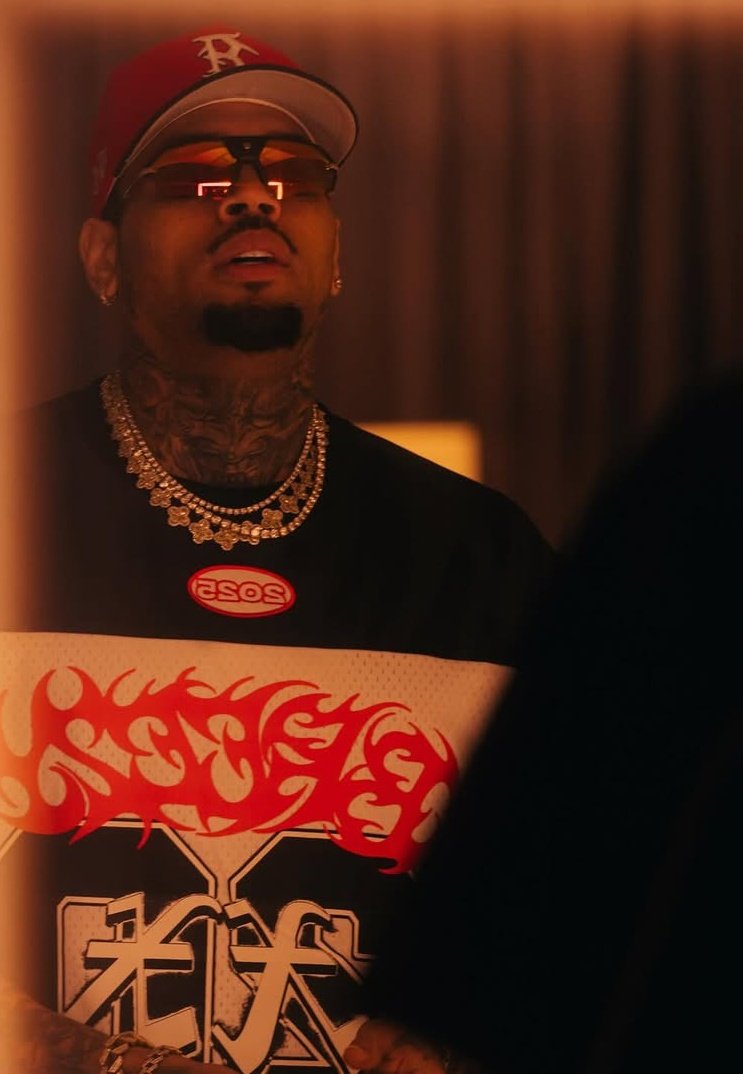 hwloiza's tweet image. CHRIS BROWN OMG