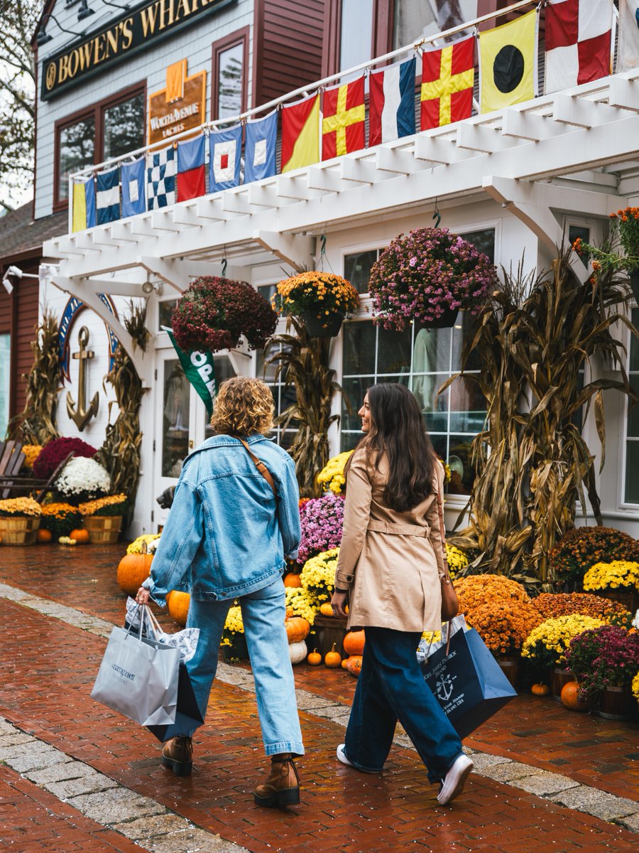 Fall on The Classic Coast is hard to beat 🧡 

If you’re looking for some aesthetic fall spots to explore for your next stop-and-take-a-picture moment, we’ve got you covered 📸 

10 Fall Photos to Snap In + Around Newport: bit.ly/3gg6lIq