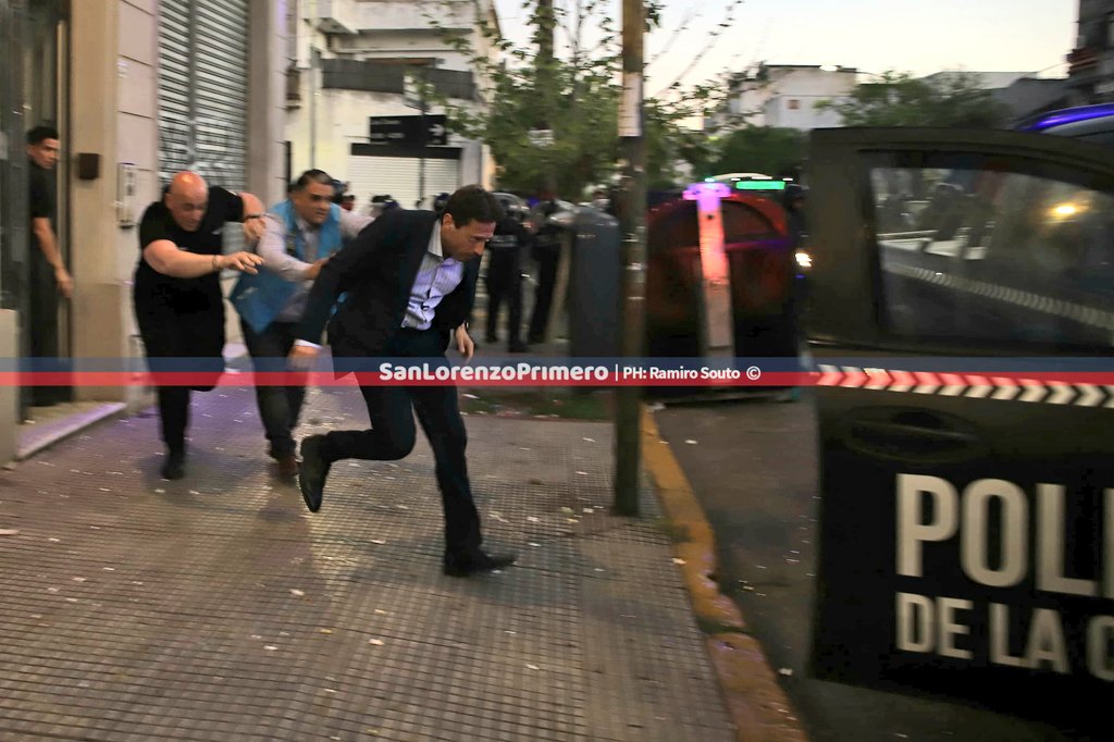 Moretti se escapó de la Sede en un patrullero, mientras la policía sacaba a los hinchas. 

Ojala el resto de los oficialistas, que parecen no estar tan enajenados, entiendan de una vez por todas que son ellos los que tienen que renunciar para no seguir siendo cómplices.
