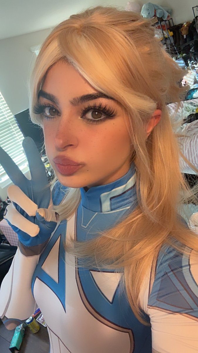 DeputyARUUU's tweet image. LIVE NOW :3 playing Five Nights At Freddy's Secret of the Mimic with @dawkosgames :3 TWITCH.TV/ARUUU
we're doing a cosplay together I wonder what it could be hehehe it's not FNAF >:|