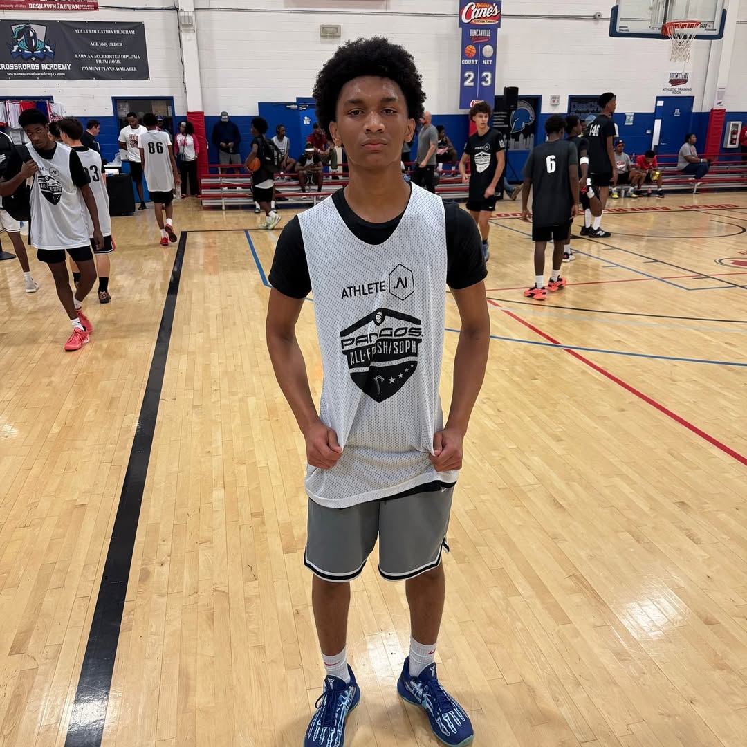 rodgerbohn's tweet photo. 6'2 '28 PG Ryland "Bae Bae" Groom of Duncanville HS (TX)was electric at @Trigonis30 @FCPPangos All South. Lights out shooter showed great change of speeds and exerted more effort than most on D in camp setting.

More on @Ballislife 👇

https://t.co/Y7zJgwsINE https://t.co/kX2hytf7lF