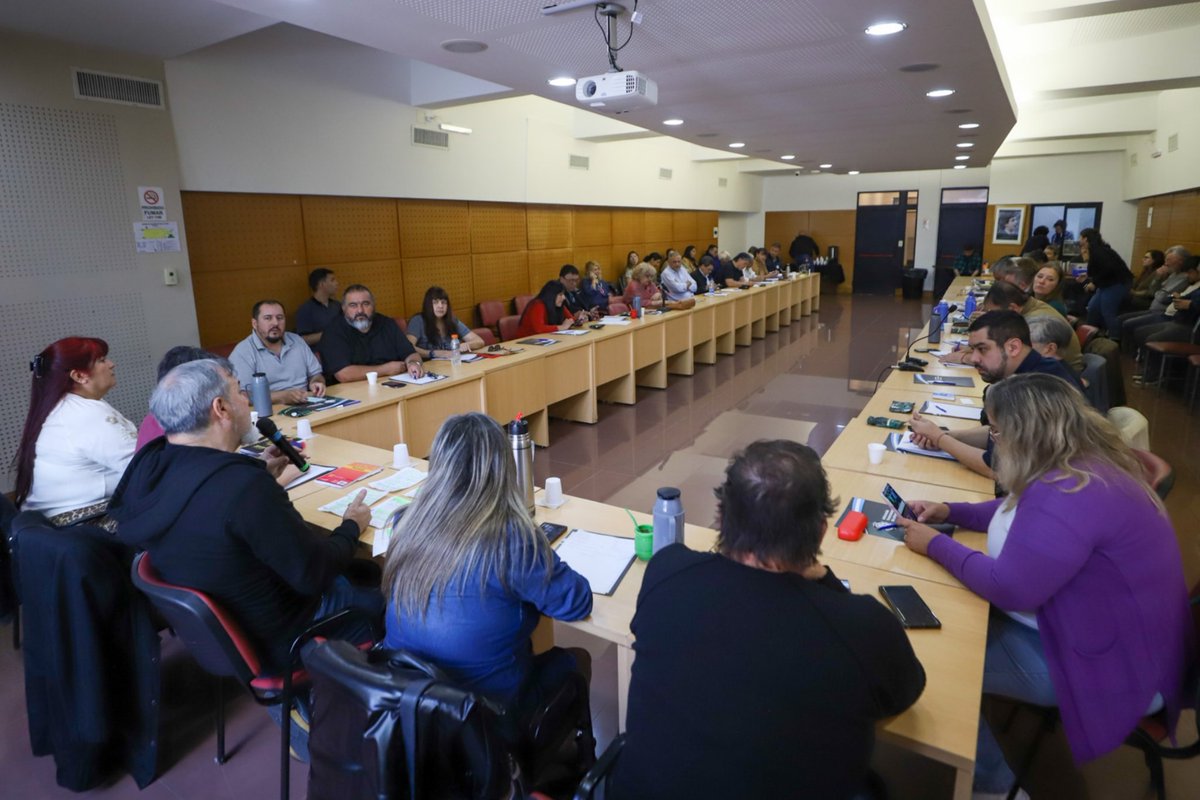 AHORA!!
ATE REUNIÓ A LAS PROVINCIAS Y LLAMÓ A VOTAR CONTRA MILEI EL 26!!

NO PUEDE QUEDAR NI UN SOLO ESTATAL SIN VOTAR CONTRA SUS POLÍTICAS DE AJUSTE, SAQUEO Y EMPOBRECIMIENTO!!

La situación es insostenible. No se soporta más. Desde el Consejo Directivo de ATE Nacional nos