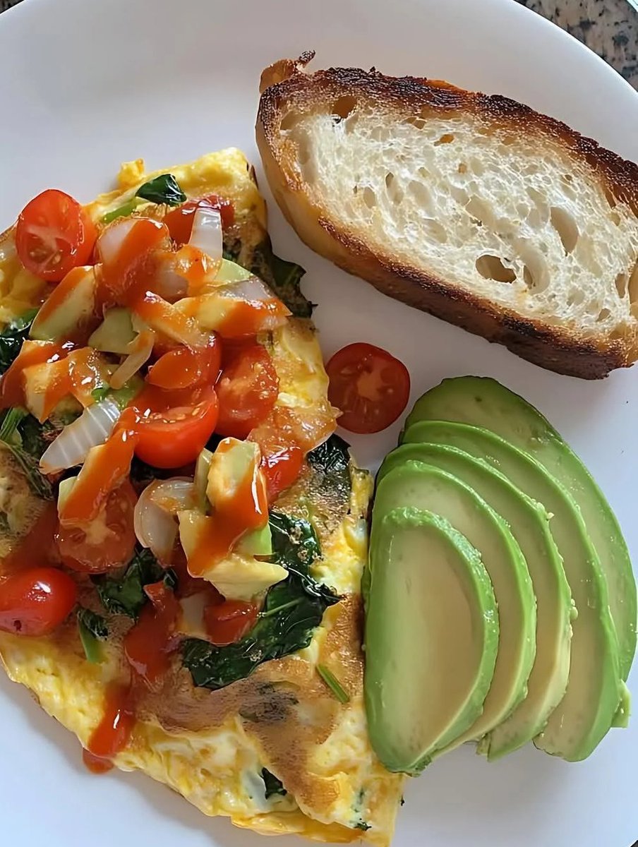 Rickcskson's tweet image. アボカドとサワードウトーストの野菜オムレツ🥑🍞 タンパク質と健康的な脂肪がたっぷりの栄養満点の満足できる朝食です！