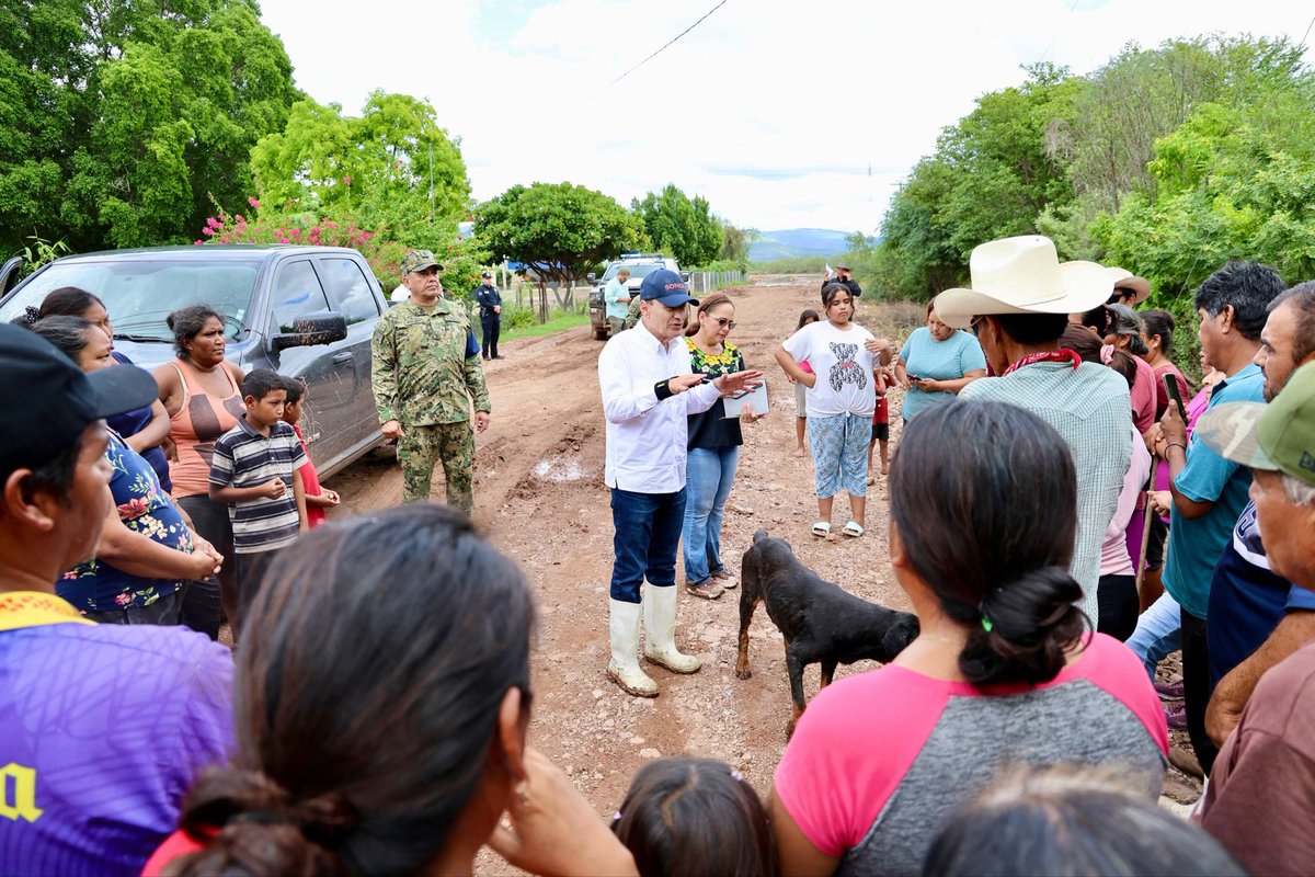 AlfonsoDurazo's tweet image. Estuve en Estación Oroz, escuchando a las familias que enfrentaron las afectaciones por las lluvias del ciclón Raymond.

No están solas: vamos a acompañarlas y atenderlas de manera directa.

Sonora se transforma con hechos, solidaridad y unidad.