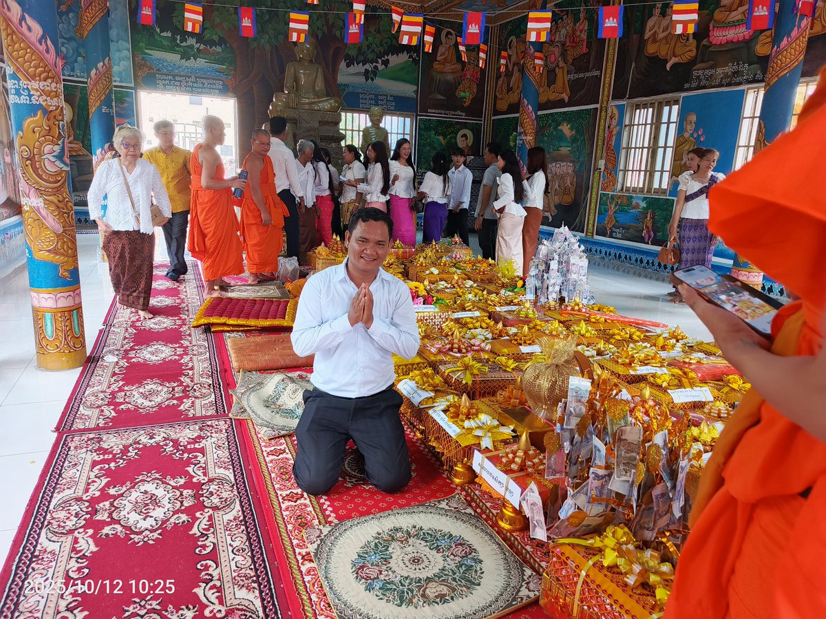sokpoline's tweet photo. Kathen Festival in Cambodia https://t.co/NNNXSF8cmX