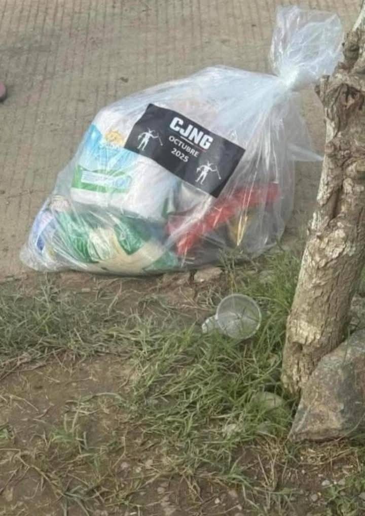 VivoenMarte2's tweet photo. #CJNG dando despensas a la gente de #Veracruz en estos tiempos muy difíciles que se estan viviendo por las inundaciones. https://t.co/EEamk9mnke