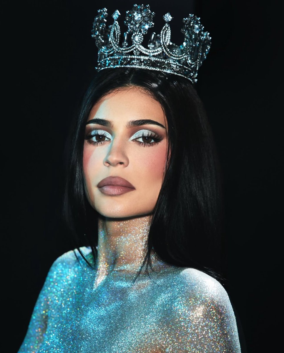 this is giving the king kylie edits i would always make but actually in real life now 🥹 <a href="/KylieJenner/">Kylie Jenner</a>